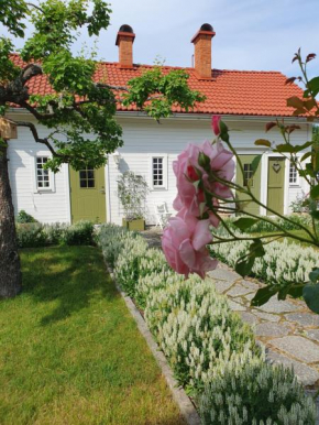Stenkullens gårdshus in Borensberg